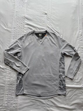 Quiksilver Men’s Light Gray Long-Sleeve V-Neck Performance Tee